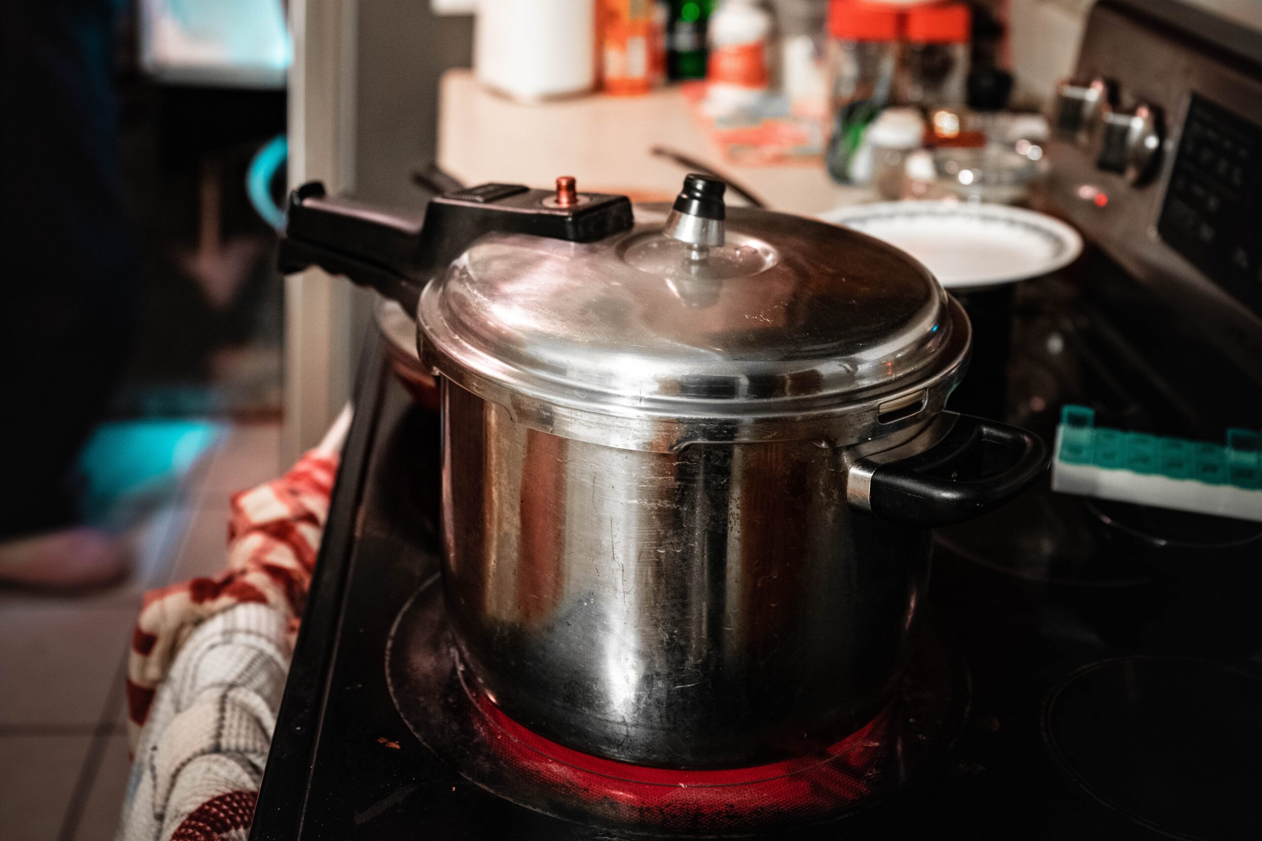 Olla a presión de acero inoxidable sobre una estufa